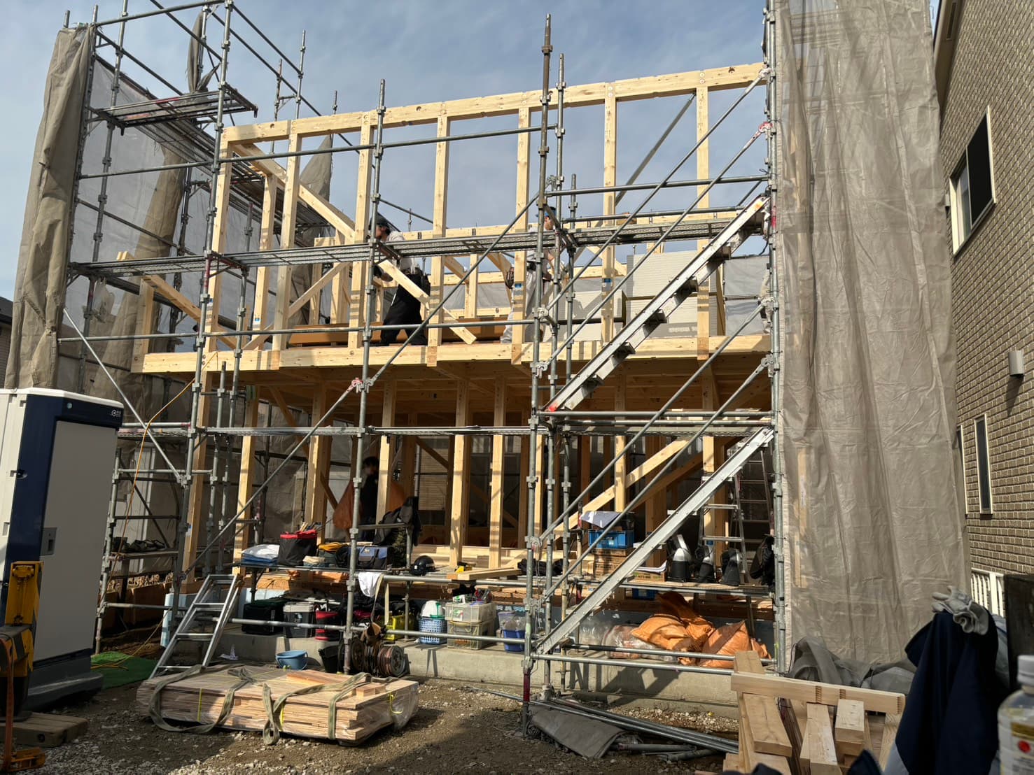 足場を組んだ住宅の建方現場