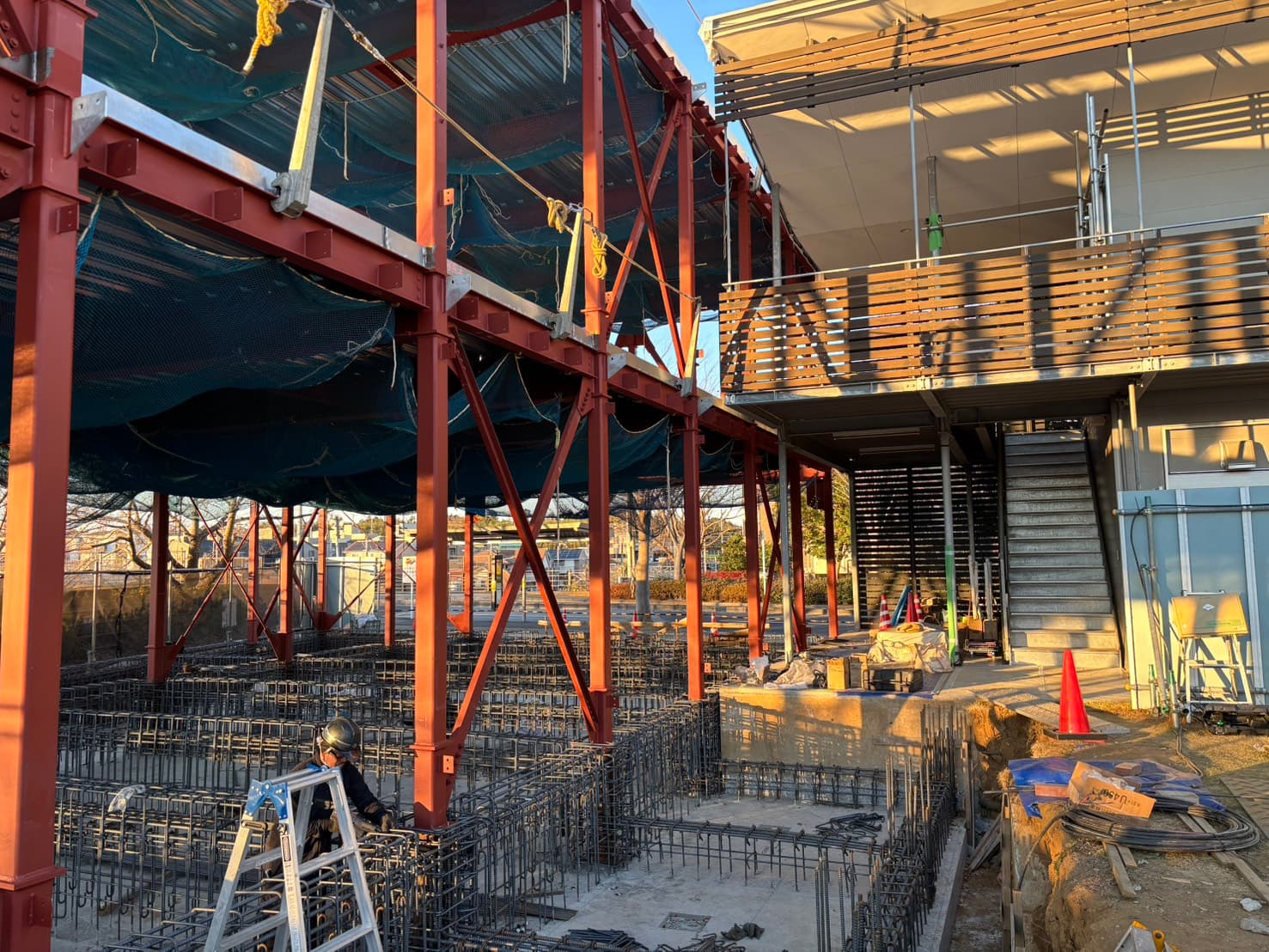 鉄骨と配筋の建方現場